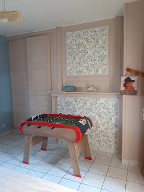 Game room - Longère Picarde "Chez Christine" Fully equipped for family vacations. (Le Meillard)