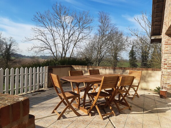 Outdoor dining - Longère Picarde "Chez Christine" Fully equipped for family vacations. (Le Meillard)