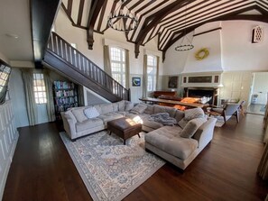 House - WOW New Spectacular Franconia Home - History - Views - Fire pit - hot tub - Pool - Grandeur - Must SEE (Franconia)