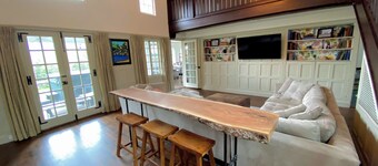 WOW New Spectacular Franconia Home - History - Views - Fire pit - hot tub - Pool - Grandeur - Must SEE