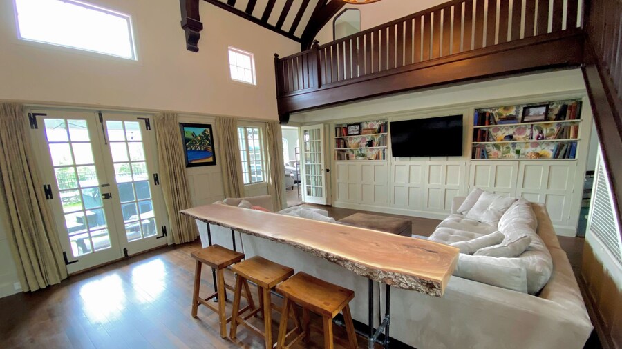 WOW New Spectacular Franconia Home - History - Views - Fire pit - hot tub - Pool - Grandeur - Must SEE