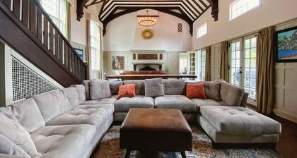 WOW New Spectacular Franconia Home - History - Views - Fire pit - hot tub - Pool - Grandeur - Must SEE