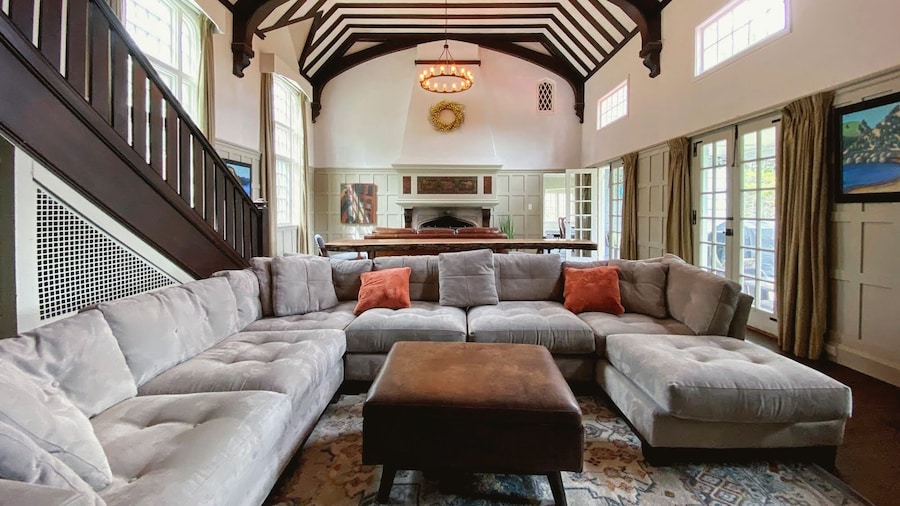 WOW New Spectacular Franconia Home - History - Views - Fire pit - hot tub - Pool - Grandeur - Must SEE