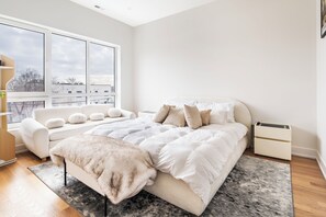 Room - 2BR3BATH - Madhouse on Madison - FREE Parking - Downtown - Next To United Center (Chicago)