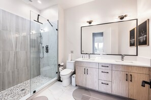 Bathroom - 2BR3BATH - Madhouse on Madison - FREE Parking - Downtown - Next To United Center (Chicago)