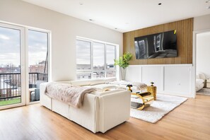 Living area - 2BR3BATH - Madhouse on Madison - FREE Parking - Downtown - Next To United Center (Chicago)