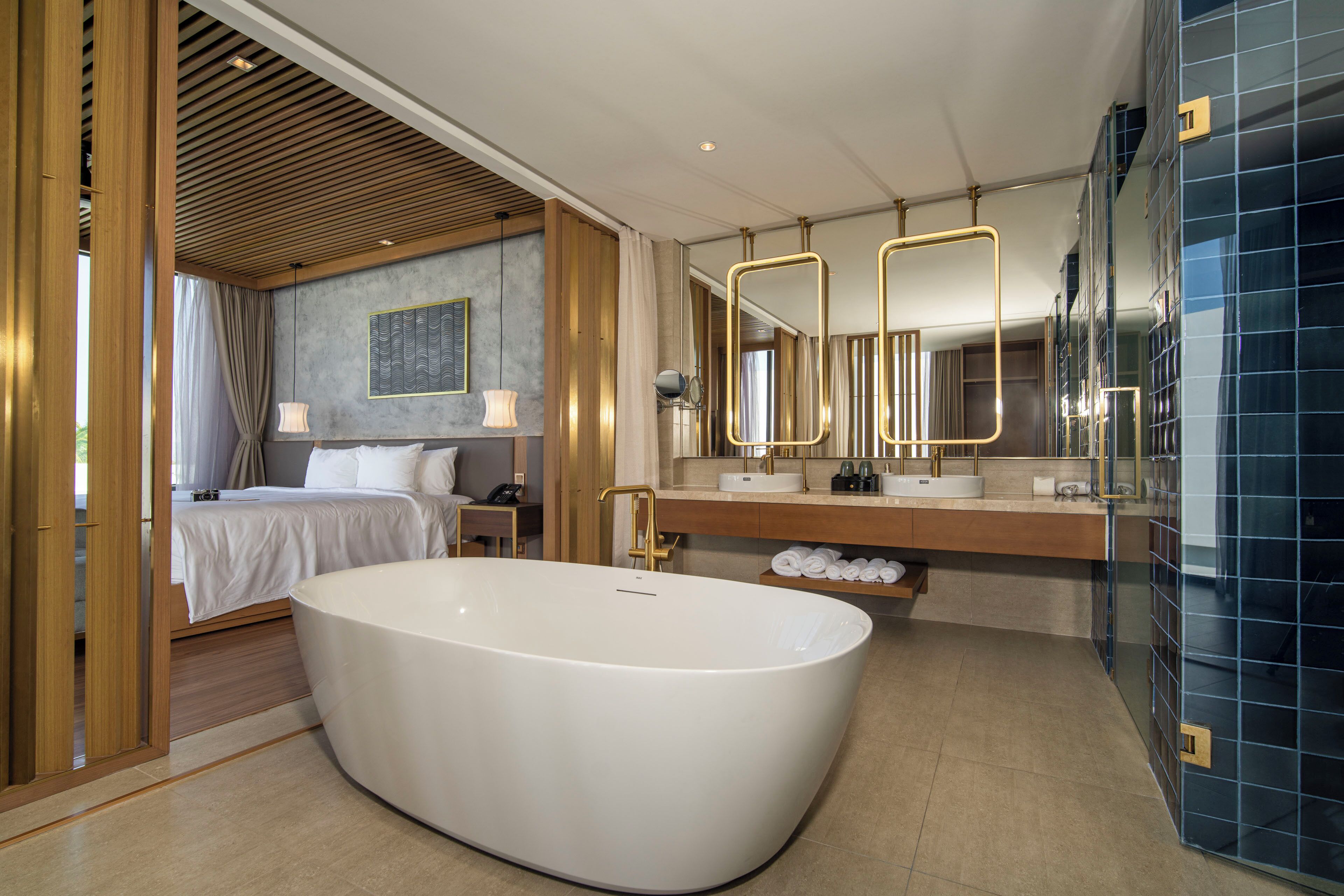Deluxe villa, uitzicht op oceaan | Badkamer | Een aparte badkuip en douche, gratis toiletartikelen, badjassen