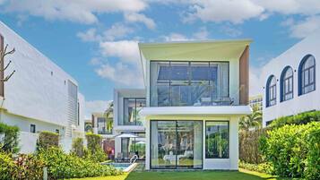 Deluxe-Villa, Meerblick | Allergikerbettwaren, Zimmersafe, individuell dekoriert