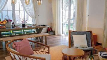 Elite villa, uitzicht op tuin | Woonruimte