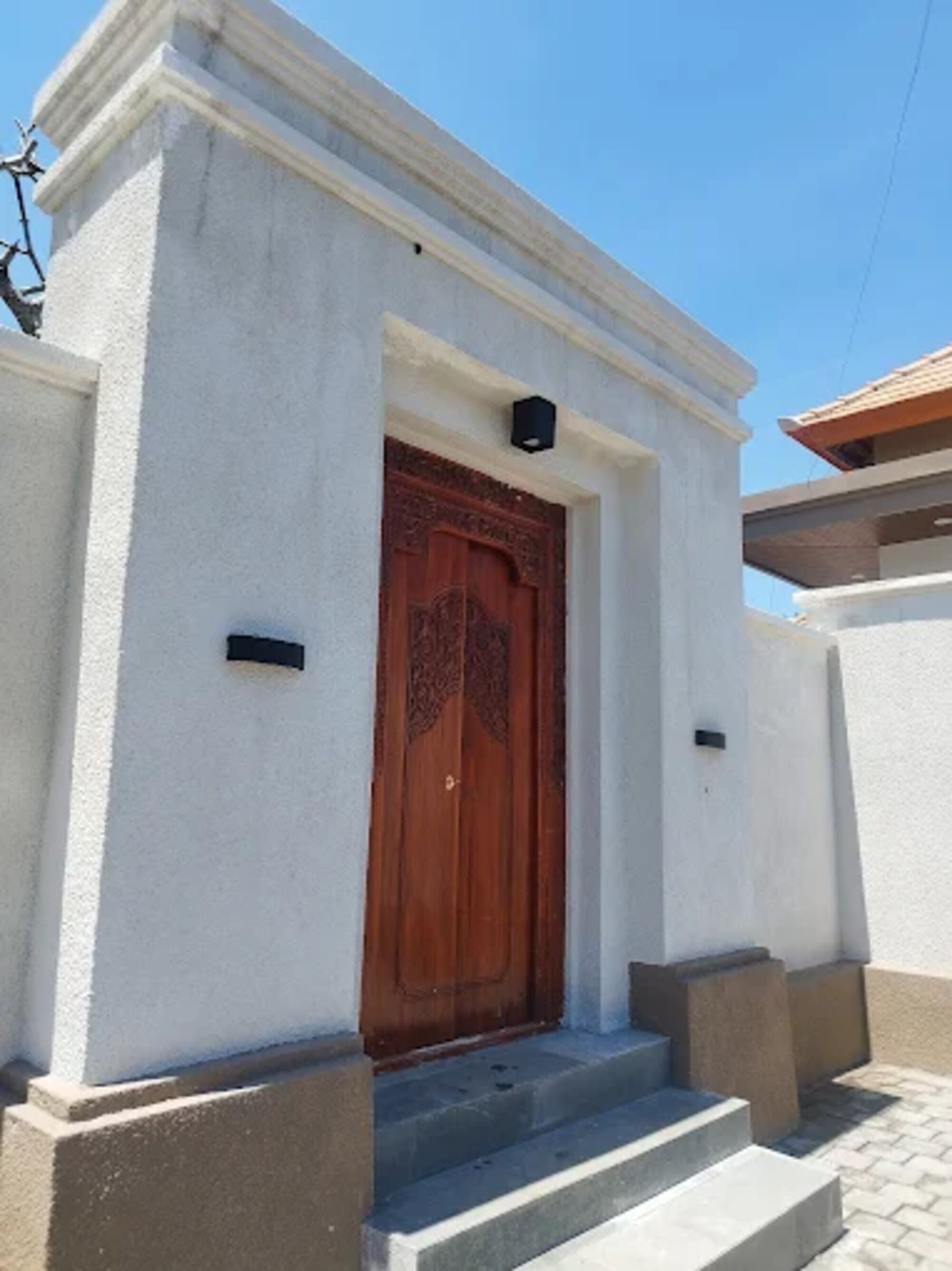 Pintu masuk properti