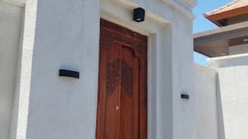 Pintu masuk properti