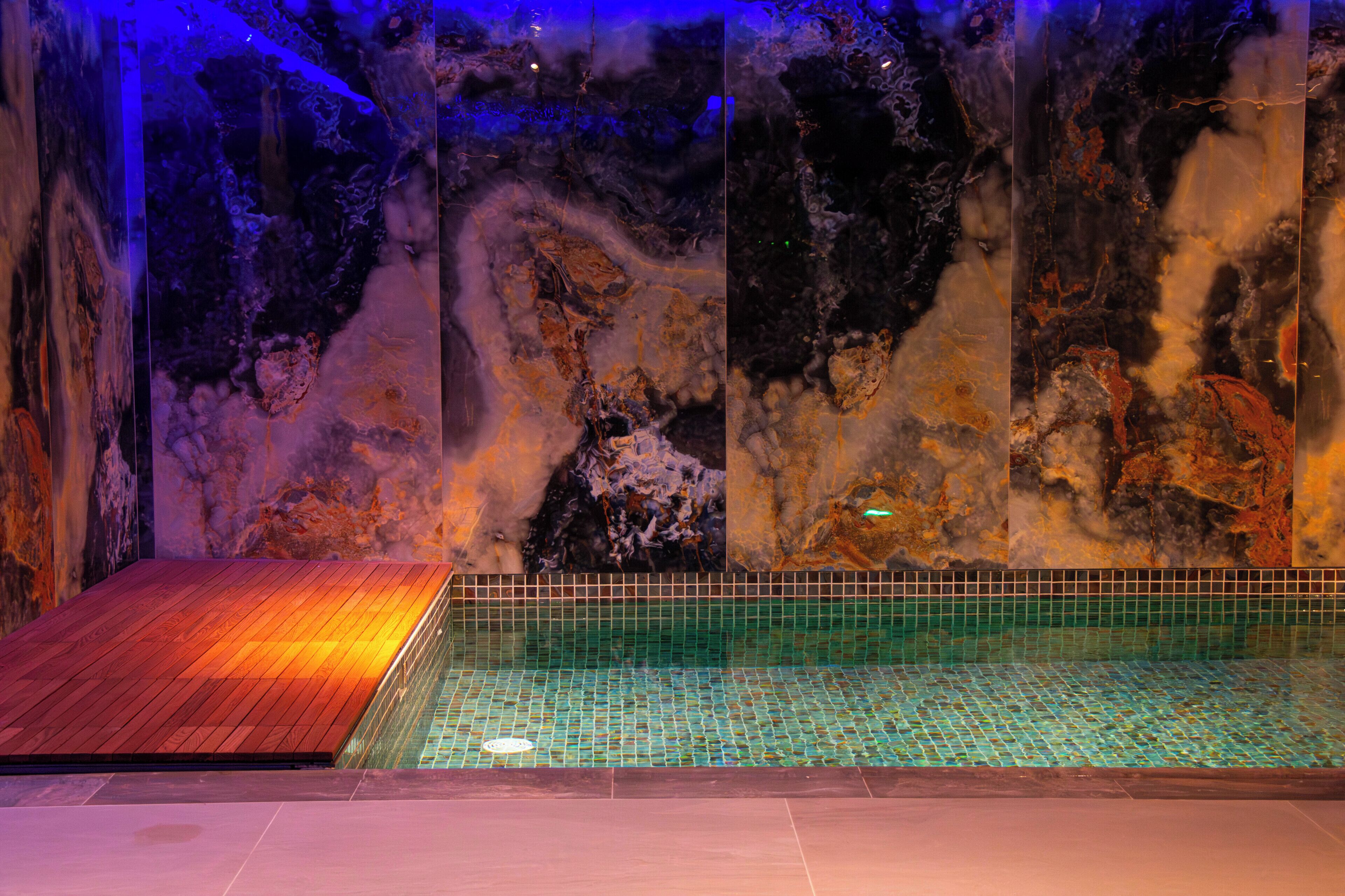Una piscina techada, sillones reclinables de piscina