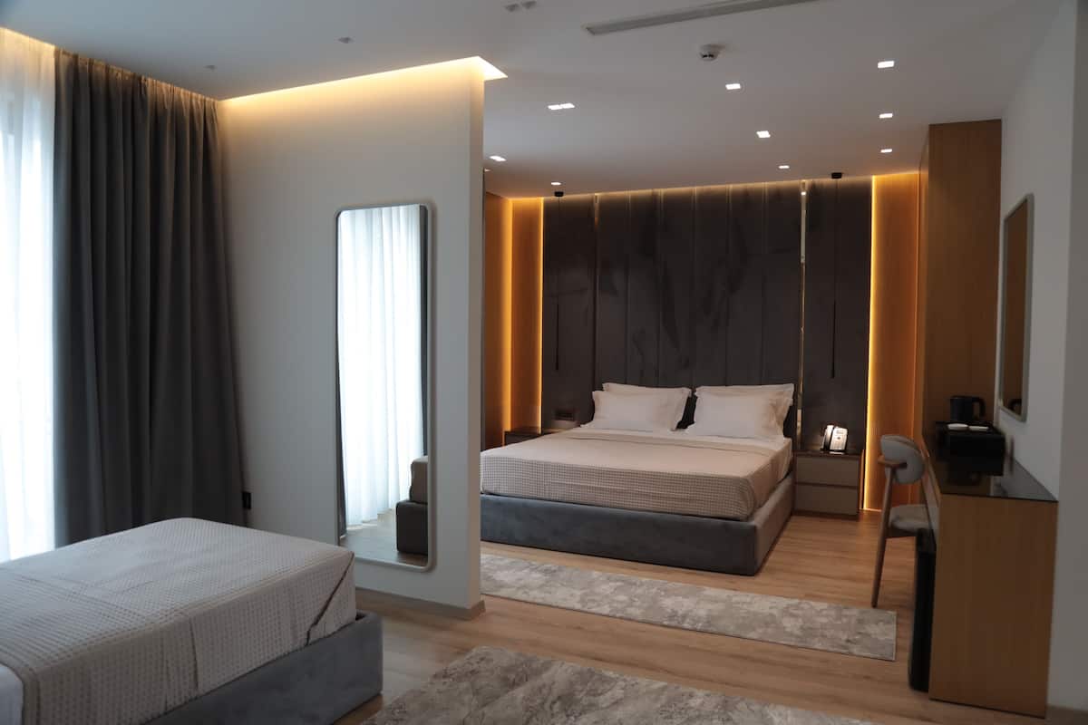 Kolmen hengen deluxe-huone, parveke, kaupunkinäköala