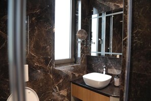 Standard Double Room, Balcony, City View | Bathroom - Vila L Hotel (Tiranë)