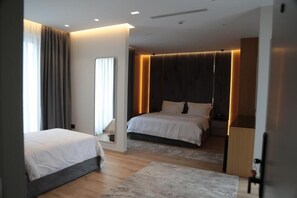 Deluxe Triple Room, Balcony, City View - Vila L Hotel (Tiranë)