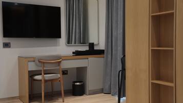Standaard tweepersoonskamer, 1 queensize bed, balkon, uitzicht op stad | Italiaanse Frette-lakens, luxe beddengoed, donzen dekbedden