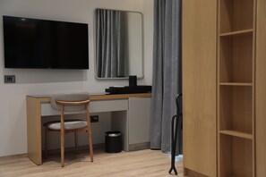 Habitación doble estándar, 1 cama Queen size, balcón, vista a la ciudad | Sábanas italianas Frette, ropa de cama de alta calidad y edredón 