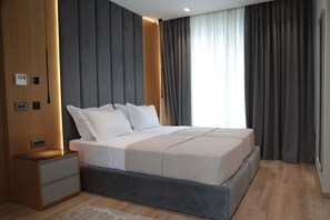 Habitación familiar, balcón, vista al jardín | Sábanas italianas Frette, ropa de cama de alta calidad y edredón 