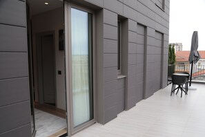Habitación doble Deluxe, 1 cama Queen size, Terraza, vista a la ciudad | Vista a la ciudad