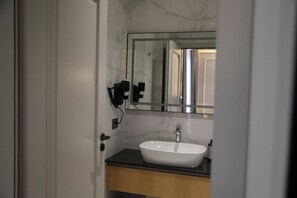 Standaard tweepersoonskamer, balkon, uitzicht op stad | Badkamer