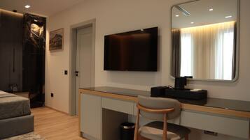 Deluxe Double Room, 1 Queen Bed, Balcony, City View
