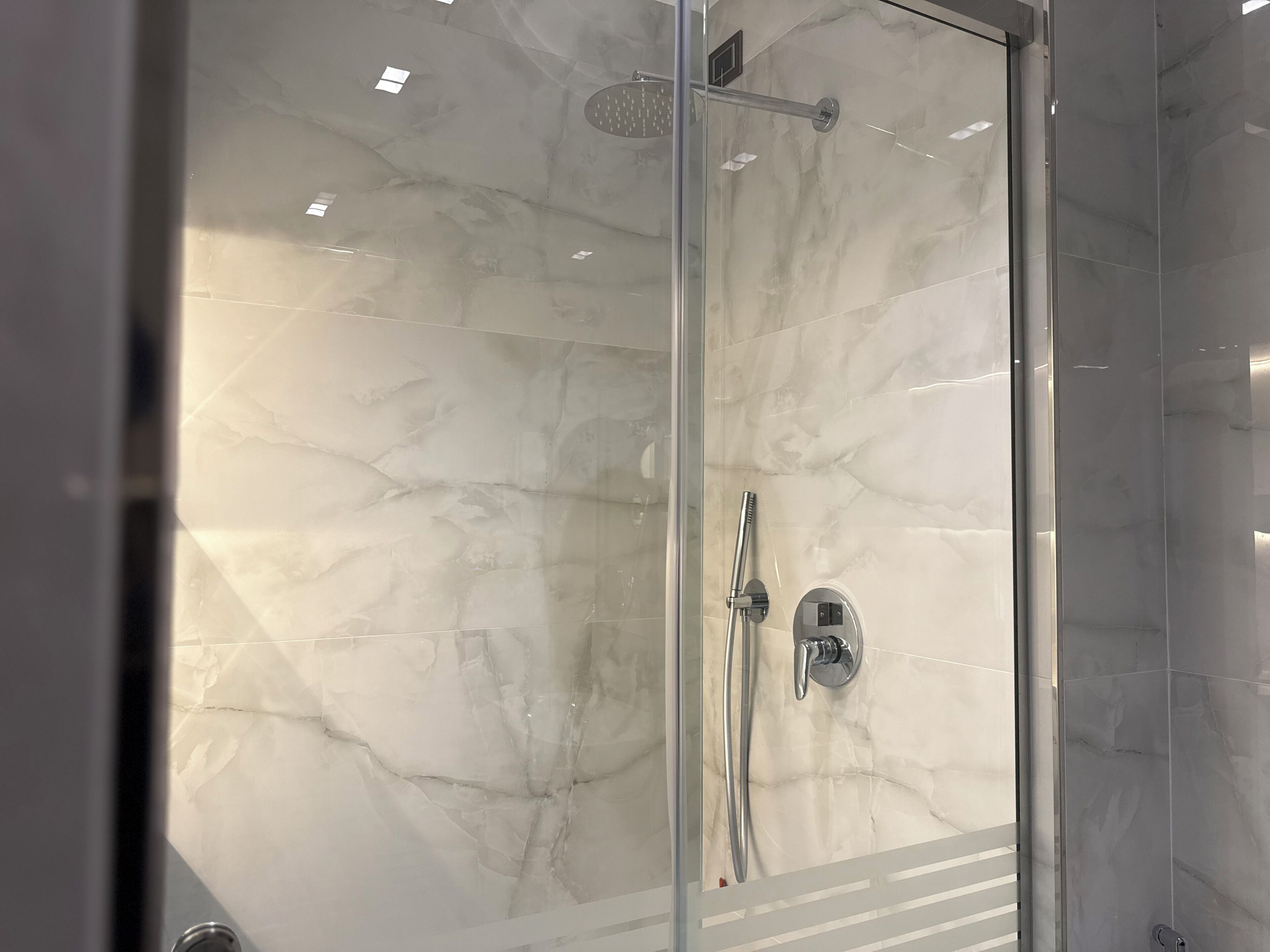 Doppia Deluxe, 1 letto queen, balcone, vista città | Bagno | Doccia, soffione a pioggia