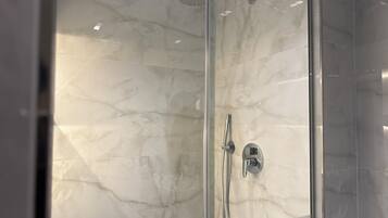 Doppia Deluxe, 1 letto queen, balcone, vista città | Bagno | Doccia, soffione a pioggia