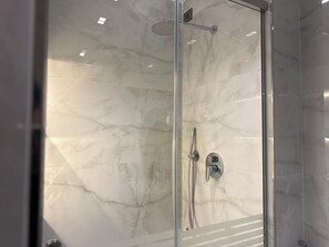 Deluxe-Doppelzimmer, 1 Queen-Bett, Balkon, Stadtblick | Badezimmer