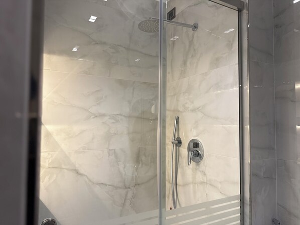 Deluxe Double Room, 1 Queen Bed, Balcony, City View | Bathroom | Shower, rainfall showerhead, eco-friendly toiletries, hair dryer - Vila-L Hotel (Tirana)