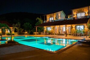 Un hôtel doté d’une piscine, d’un espace extérieur aménagé et offrant une vue sur les montagnes.