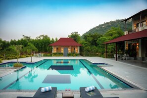 Outdoor pool - Raas Stays by ELIVAAS 4BHK Villa (Māvli)