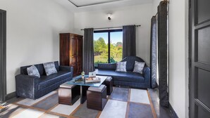 Una sala moderna con un conjunto de sofá, un mueble de madera y una mesa de centro.