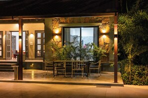 Outdoor dining - Raas Stays by ELIVAAS 4BHK Villa (Māvli)