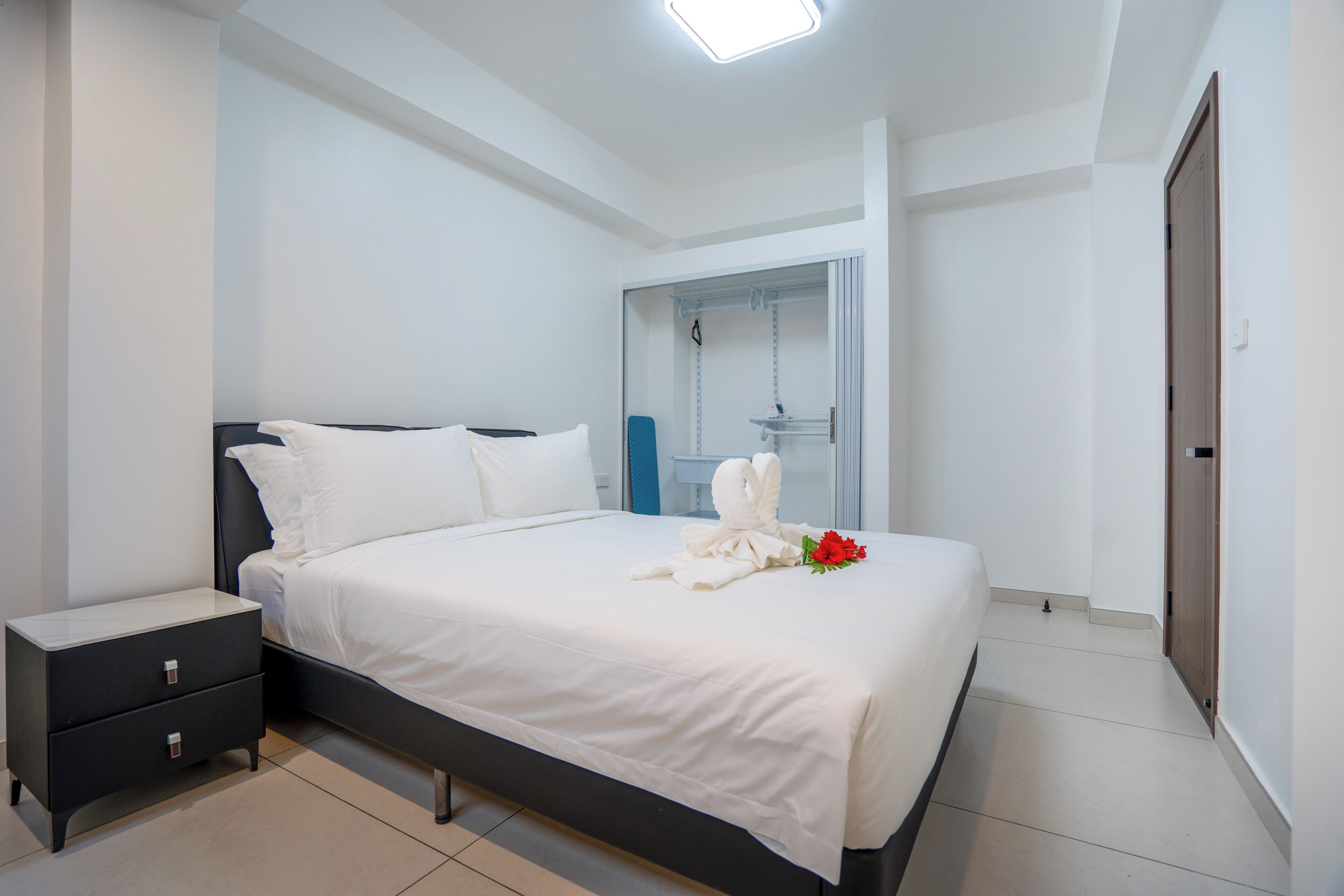 2 chambres, coffre-fort, fer et planche à repasser