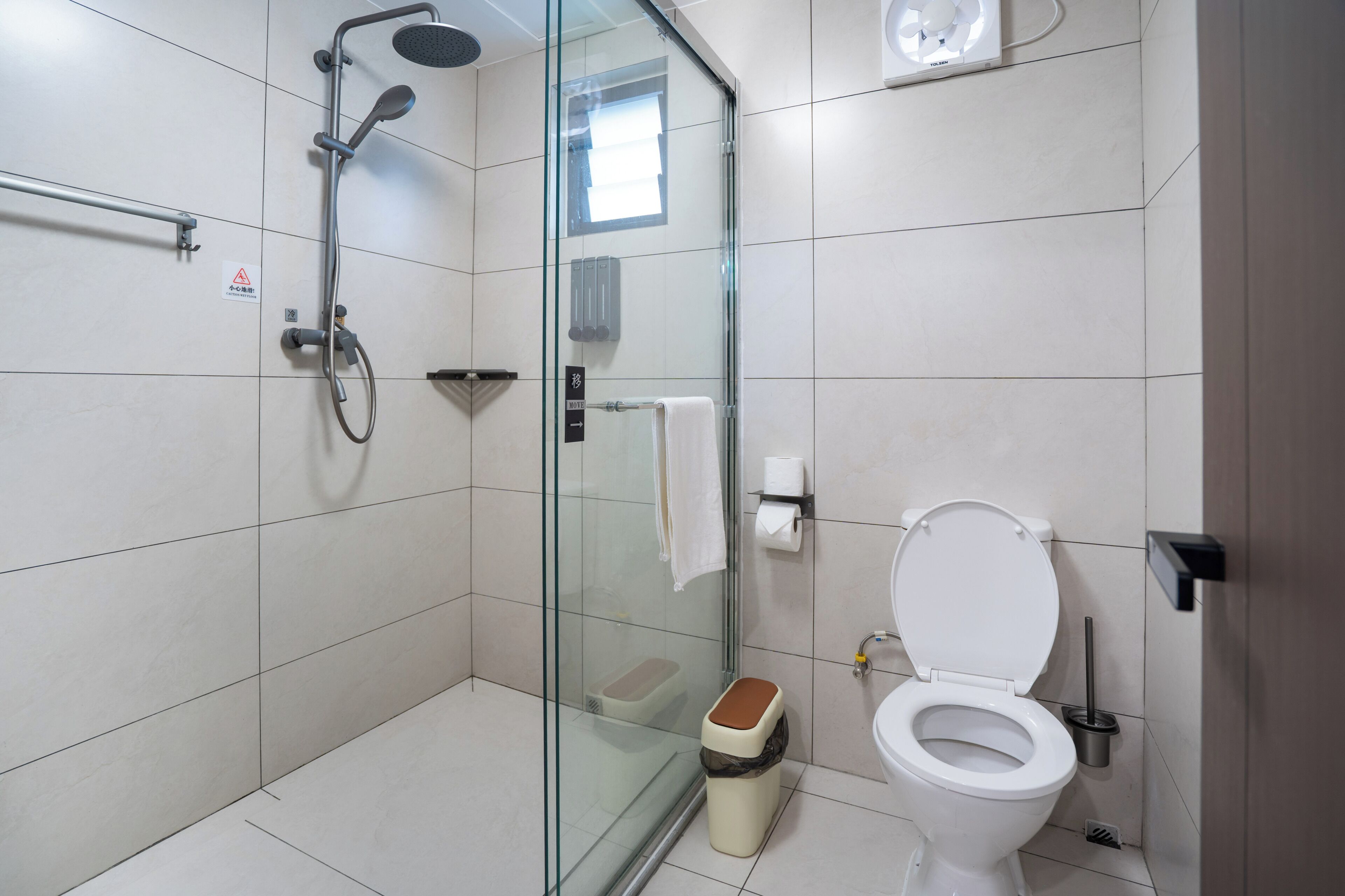 Douche, séchoir à cheveux, serviettes fournies, savon