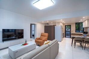 Smart TV - Farer Suites Serviced Apartment Martintar Nadi (Nadi)