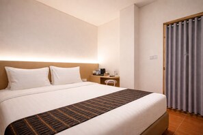 Superior Double Room | Desk, free WiFi, bed sheets - Inn Room Hotel Bajo (Labuan Bajo)