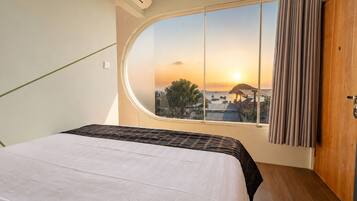 Deluxe Double Room, Sea View | Desk, free WiFi, bed sheets