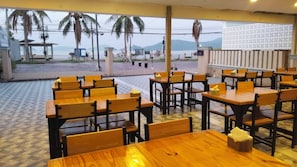 Tempat makan luar