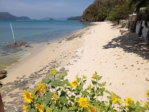 En la playa, playa de arena blanca y camas de playa gratuitas 