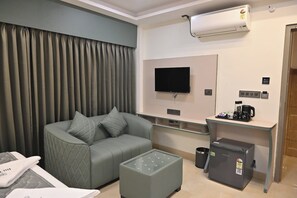 Deluxe Double Room, City View | Living area - Bilton Premium Luxury Hotel (Bengaluru,)