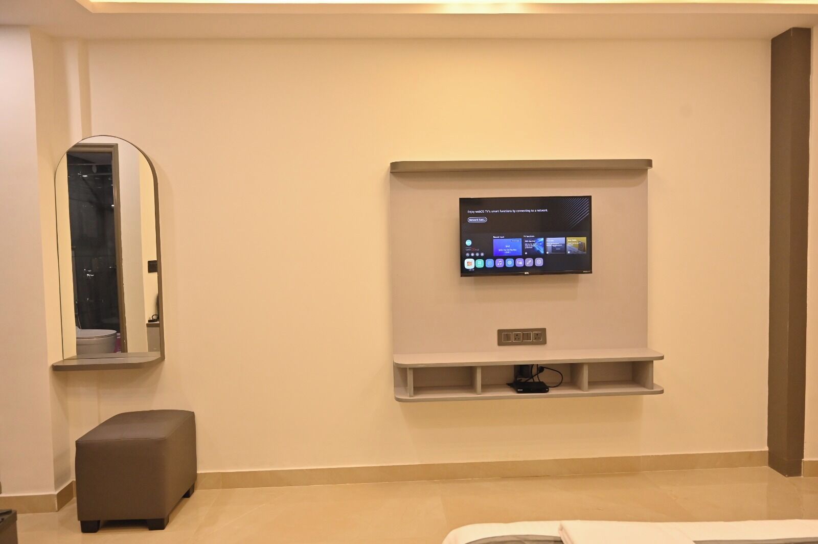 Desk, laptop workspace, iron/ironing board, free WiFi