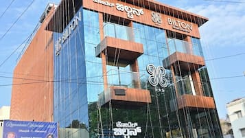 Un bâtiment moderne avec une façade en verre et une enseigne portant l’inscription « BILTON ».