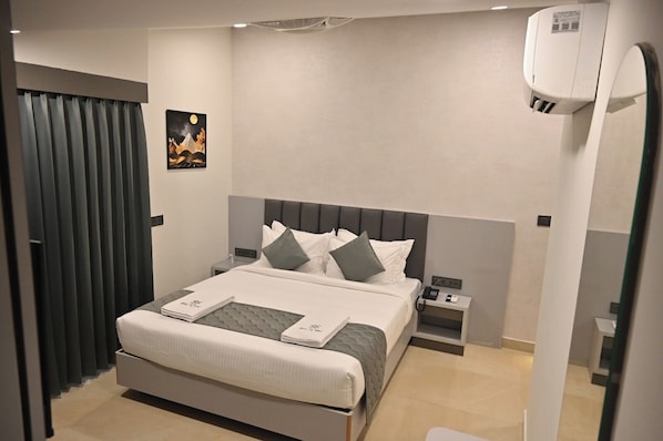 Superior Double Room | Desk, iron/ironing board, free WiFi