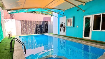 Una piscina cubierta