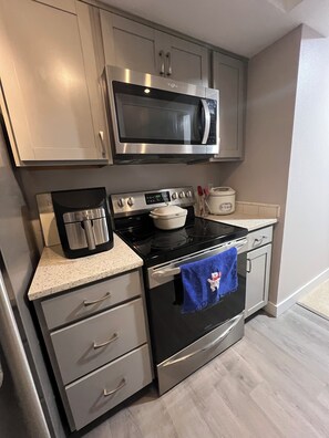 Fridge, microwave, oven, stovetop - Microsoft Walking distance to Asian Markets cozy condo in Bellevue staying (Bellevue)