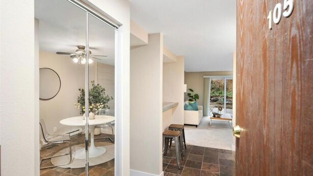 Un interior moderno con comedor, cocina y sala de estar.
