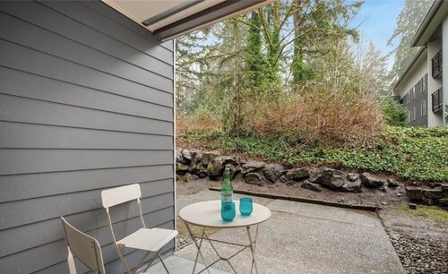 Microsoft Walking distance to Asian Markets cozy condo in Bellevue staying