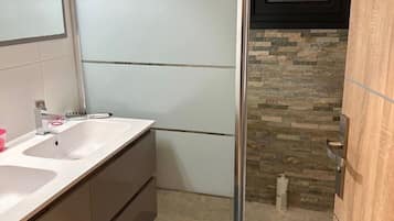 Douche, sĂšche-cheveux, serviettes fournies, savon
