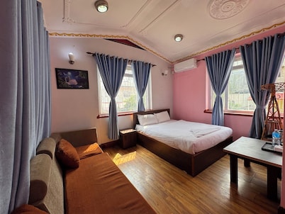 555 Home Stay and Restaurant